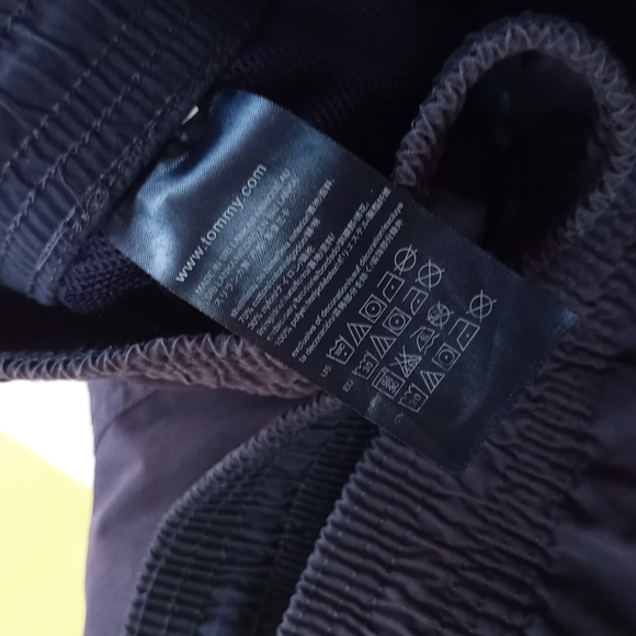 Tommy Hilfiger Whale Embroidered Pattern Short With Liner And Pockets - Picture 6 of 8